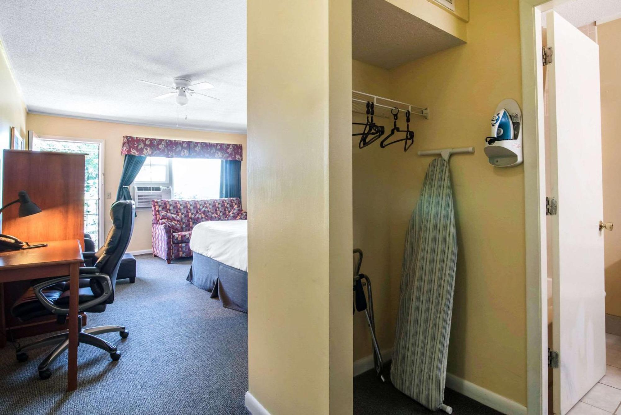 Tiltonlodge Inn & Suites Bagian luar foto