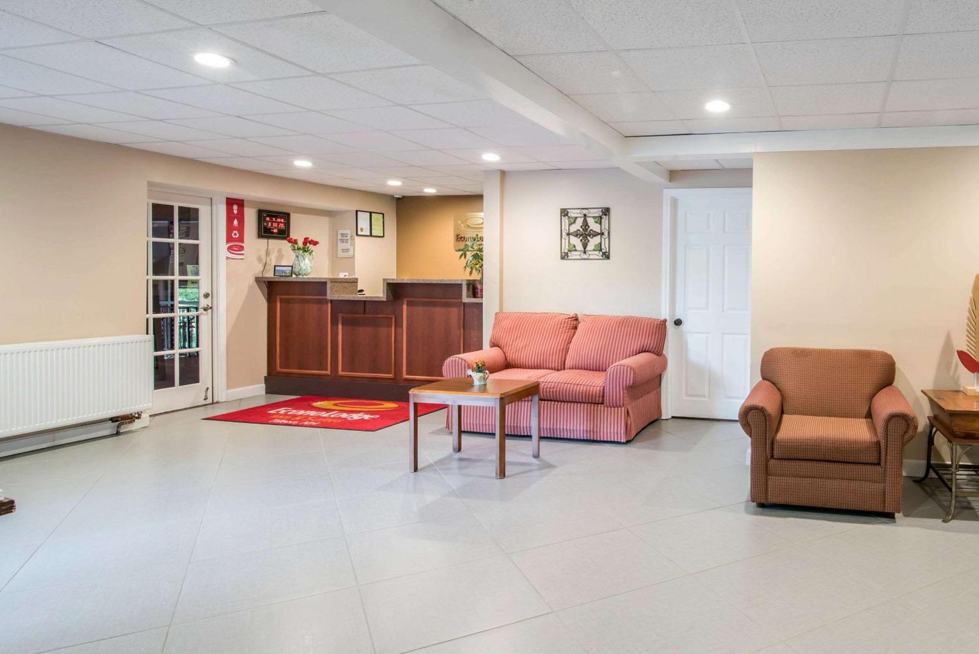 Tiltonlodge Inn & Suites Bagian luar foto