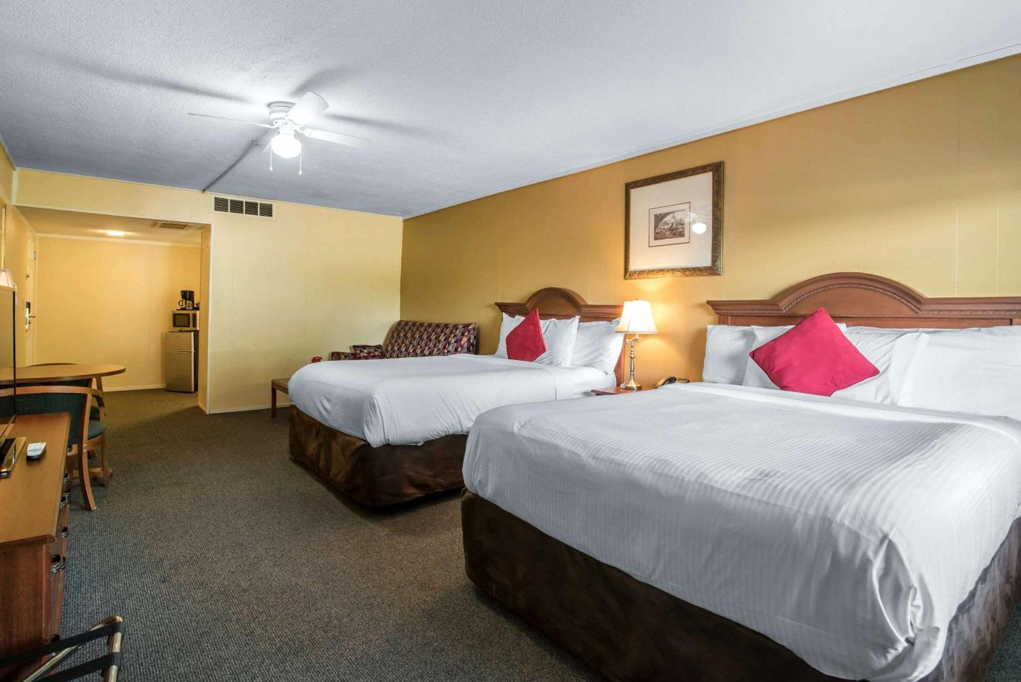 Tiltonlodge Inn & Suites Bagian luar foto