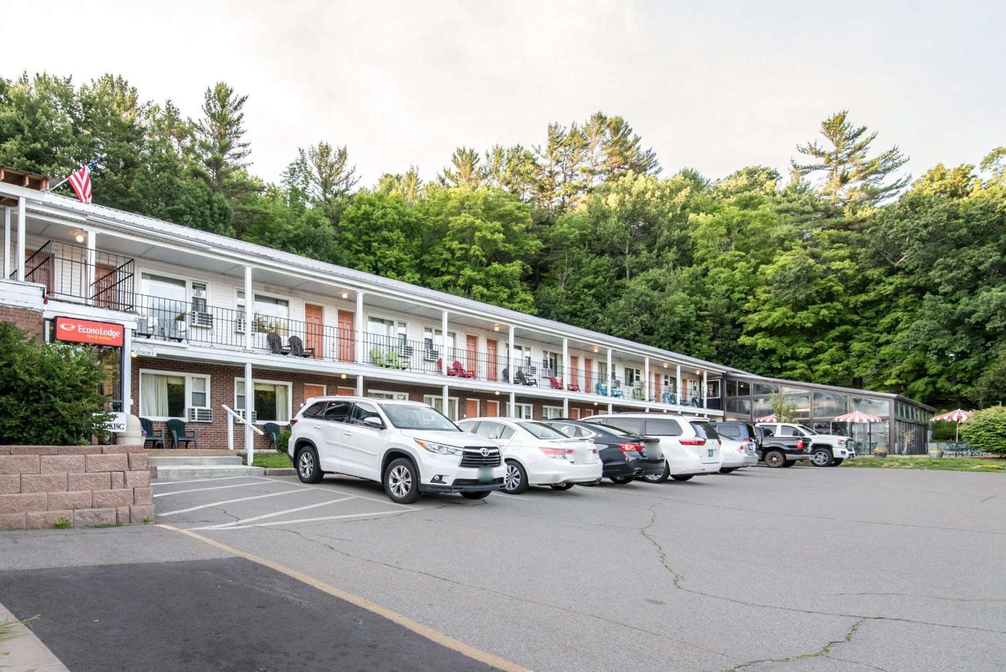 Tiltonlodge Inn & Suites Bagian luar foto